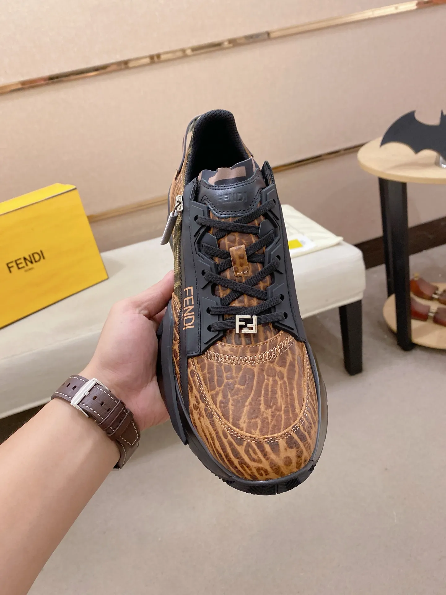 Factory price: 620💰(high version) [Fendi] Fendi’s latest casual shoes for men! Available at counters simultaneously! A one-to-one replica of the original. Made entirely of imported top-grain calfskin, the interior is made of top-grain water-dyed cowhide, and the original factory-supplied rubber outsole. Leading new fashion concepts. Matching code: 38-44 can be customized, 45 is not returnable!